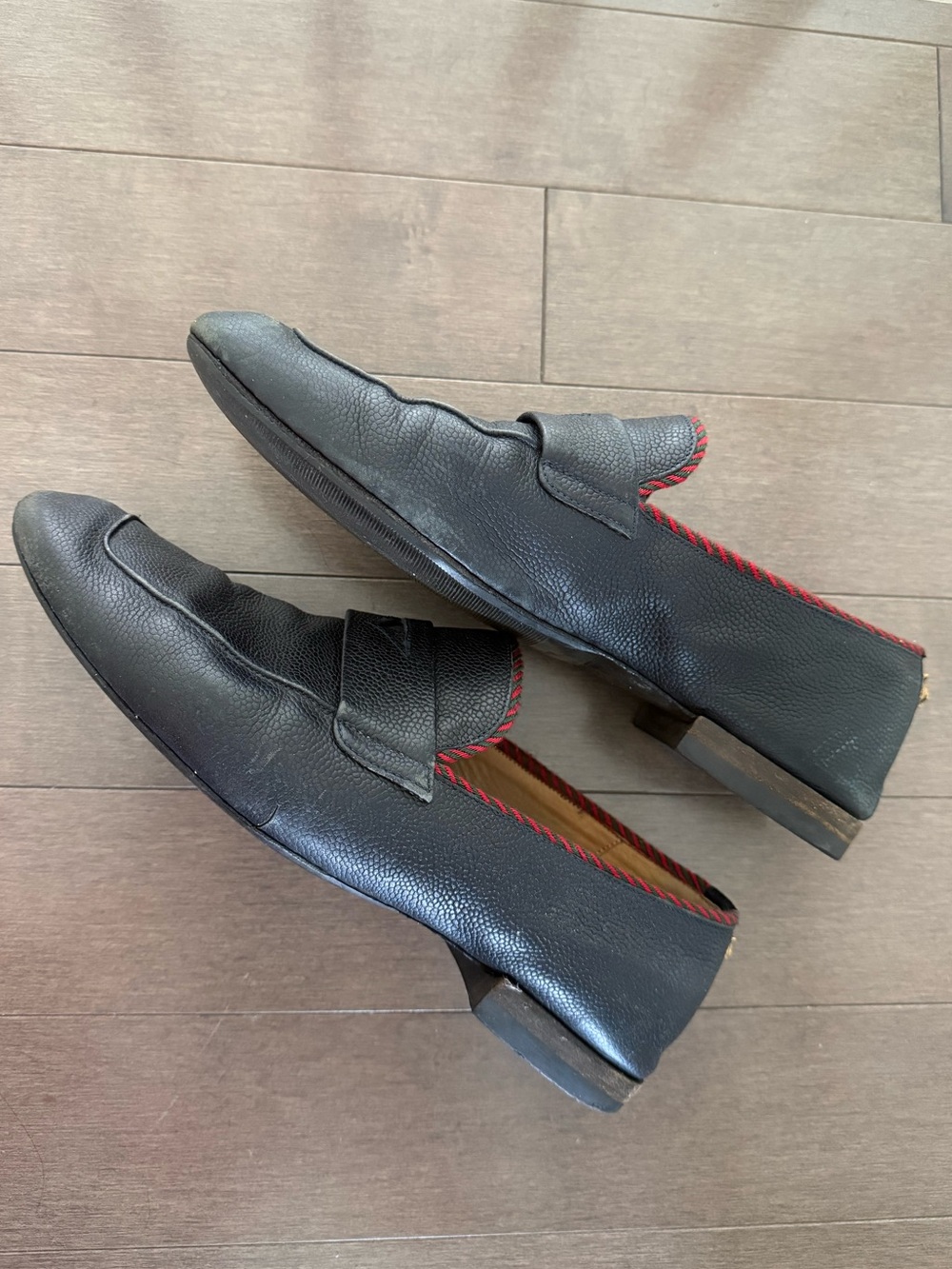 Gucci Men's Black Pebbled Leather Slip-On Loafer with Red Trim - Picture 3 of 8